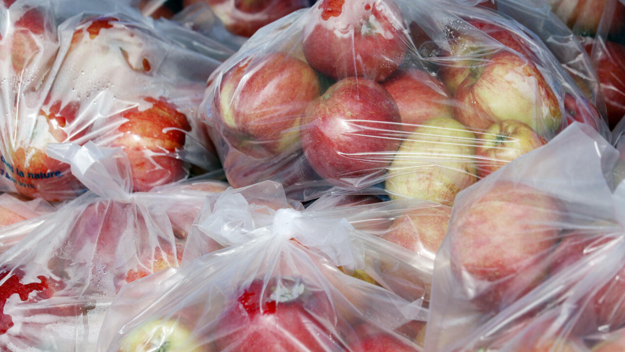 France bans plastic packaging of fruit and vegetables